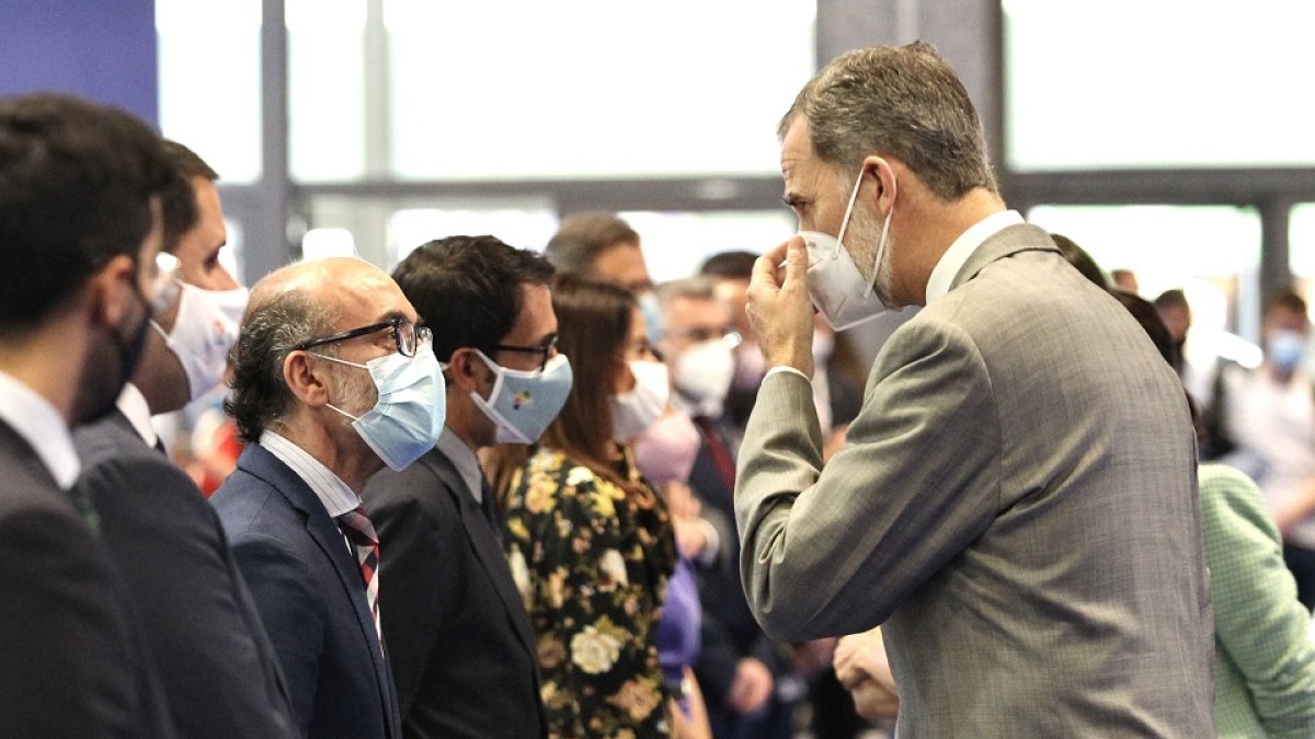 El consejero de Cultura y Turismo, Javier Ortega, saluda al rey Felipe VI en Fitur 2021.- ICAL