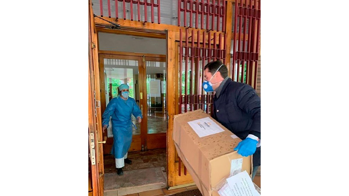 Javier Meléndez, CEO de la compañía, hace entrega de material de protección a una residencia de ancianos de Valladolid.- LA POSADA