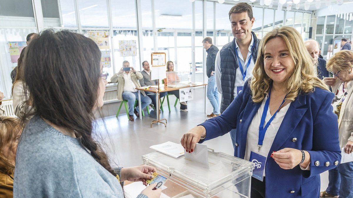 La candidata del PP a la Alcaldía de Burgos, Cristina Ayala, ejerce su derecho al voto en el Colegio Virgen de la Rosa.- ICAL