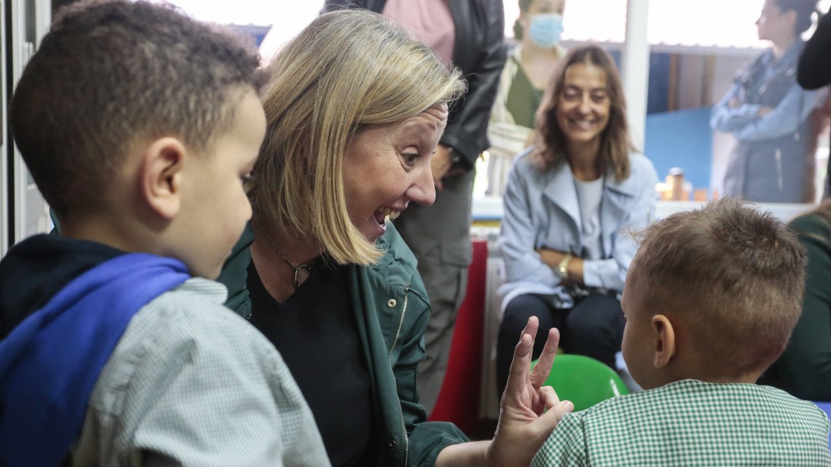 La consejera de Familia e Igualdad de Oportunidades, Isabel Blanco, visita el Centro de Educación Infantil Hogar de la Esperanza de León. -ICAL