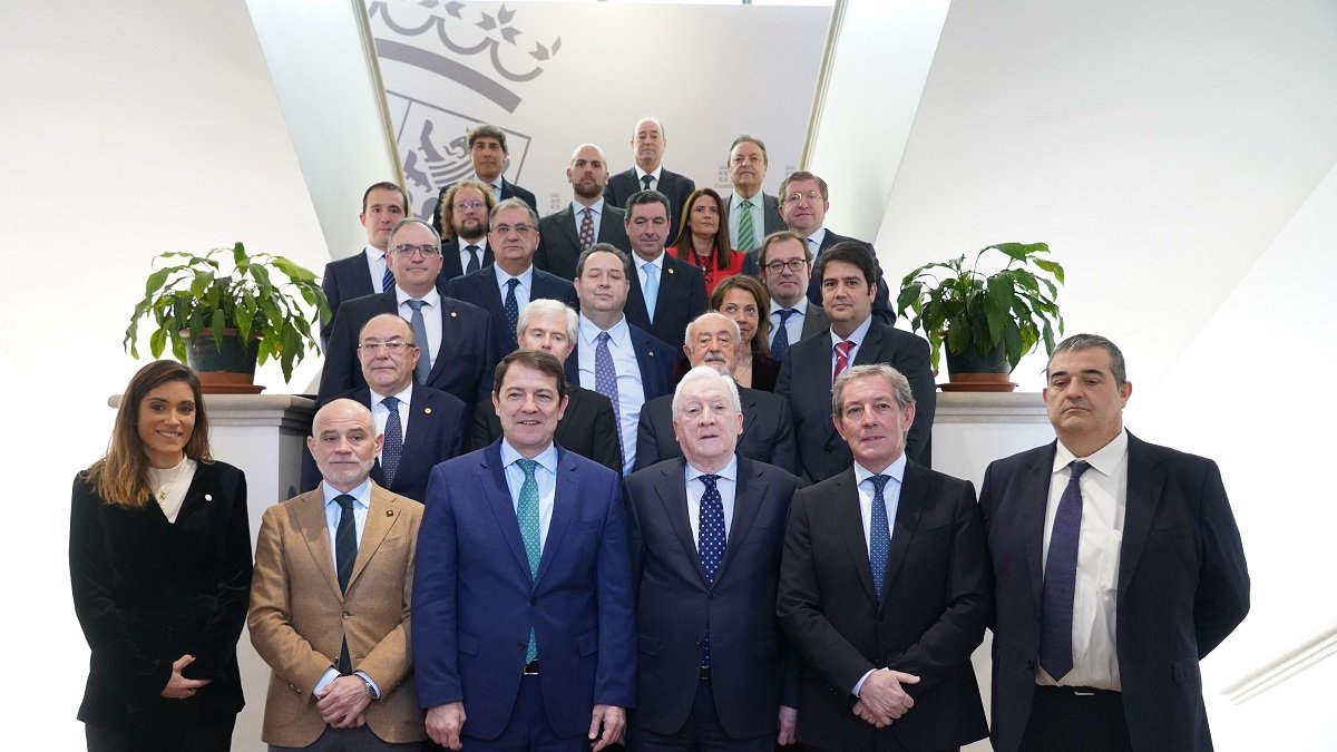 El presidente de la Junta, Alfonso Fernández Mañueco, posa junto a los miembros del Consejo de Cámaras de Comercio de Castilla y León.- ICAL