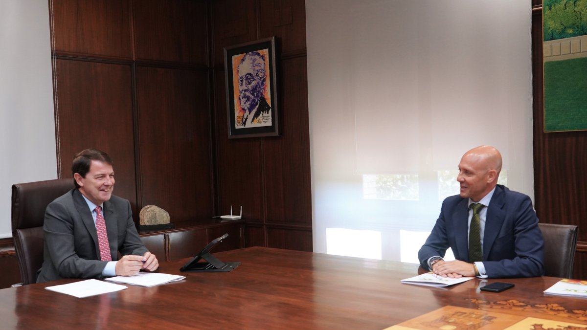 El presidente de la Junta, Alfonso Fernández Mañueco, con el portavoz de Vox en las Cortes, Carlos Menéndez. Ical