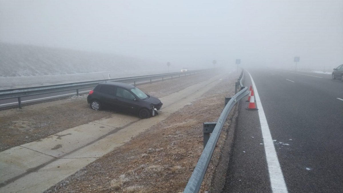 Imagen de un coche accidentado entre la niebla por culpa de las placas de hielo. / ICAL
