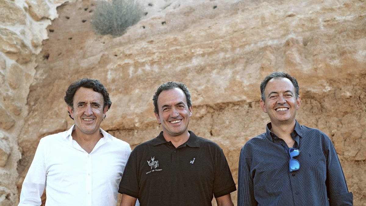 Los hermanos Navarro, Óscar, Andrés y Daniel, en el exterior de su bodega, en la localidad burgalesa de Gumiel de Izán.  /