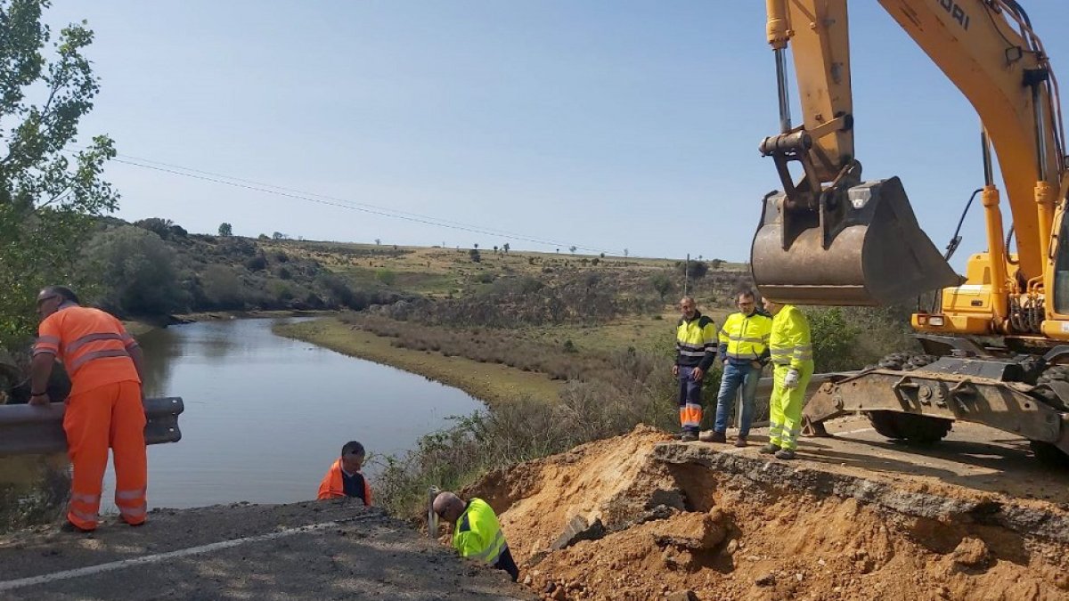 Operarios trabajan para arreglar un socavón en la carretera ZA-912, en el término municipal de Villardeciervos (Zamora). ICAL