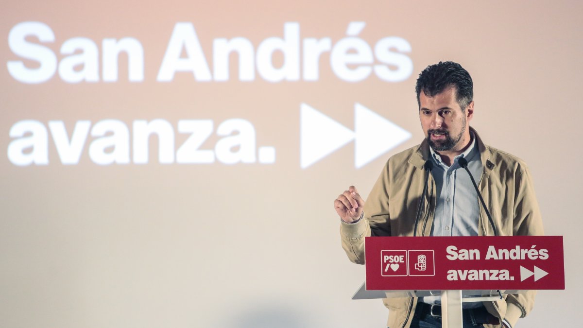 El secretario general del PSOECyL, Luis Tudanca, participa en un acto de campaña del PSOE en la Casa de Cultura de Pinilla (León)