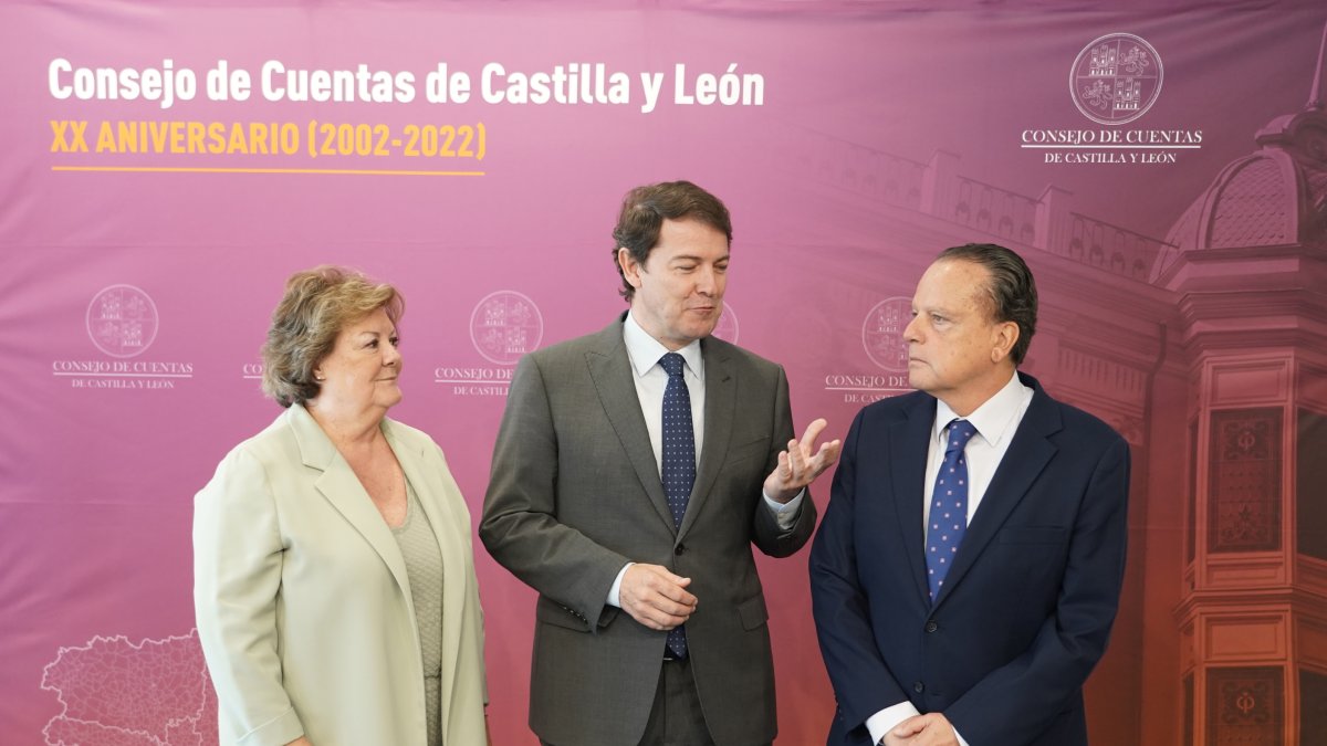 La presidenta del Tribunal de Cuentas, Enriqueta Chicano, el presidente de la Junta, Alfonso Fernández Mañueco y el presidente del Consejo de Cuentas, Mario Amilivia. Ical