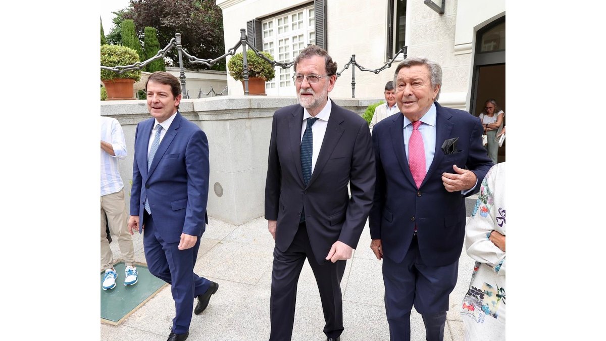 El presidente de la junta, Alfonso Fernández Mañueco, asiste a la presentación del libro de Luis de Grandes, Testigos de un Tiempo.- ICAL