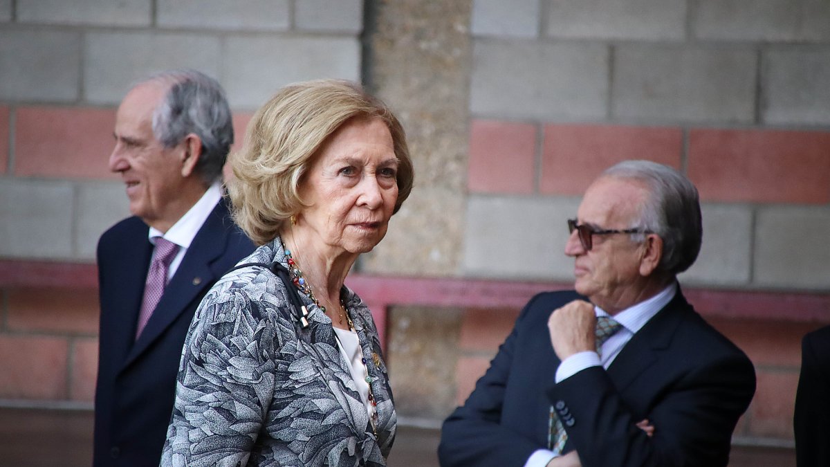 La reina Sofía visita el Banco de Alimentos de León. -ICAL