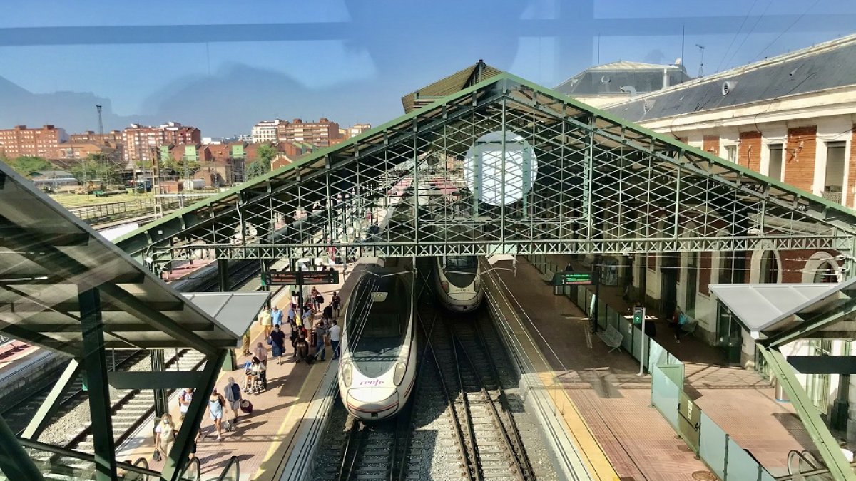 Tren Avant en la estación de trenes Campo Grande de Valladolid.- ICAL