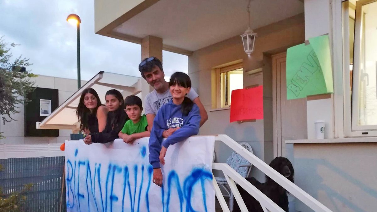 Amigos y familiares recibieron a los burgaleses en su casa tras regresar de Marruecos con un cartel de bienvenida. ECB