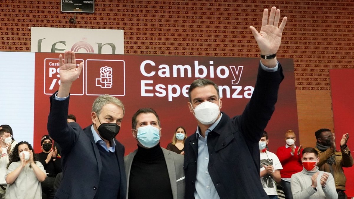 Pedro Sánchez, Luis Tudanca y José Luis Rodríguez Zapatero en el acto electoral del PSOE celebrado en León.- ICAL