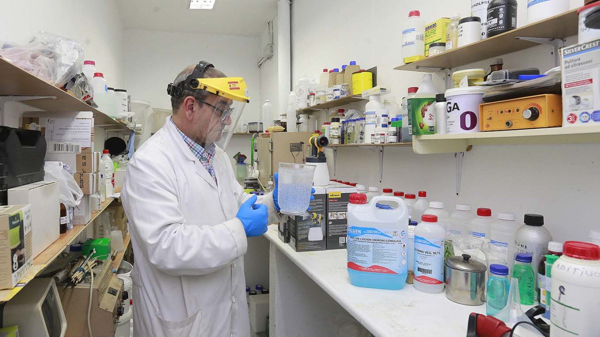 Vito Javier Moreno prepara una de las mezclas de la loción bactericida. R.G.O.