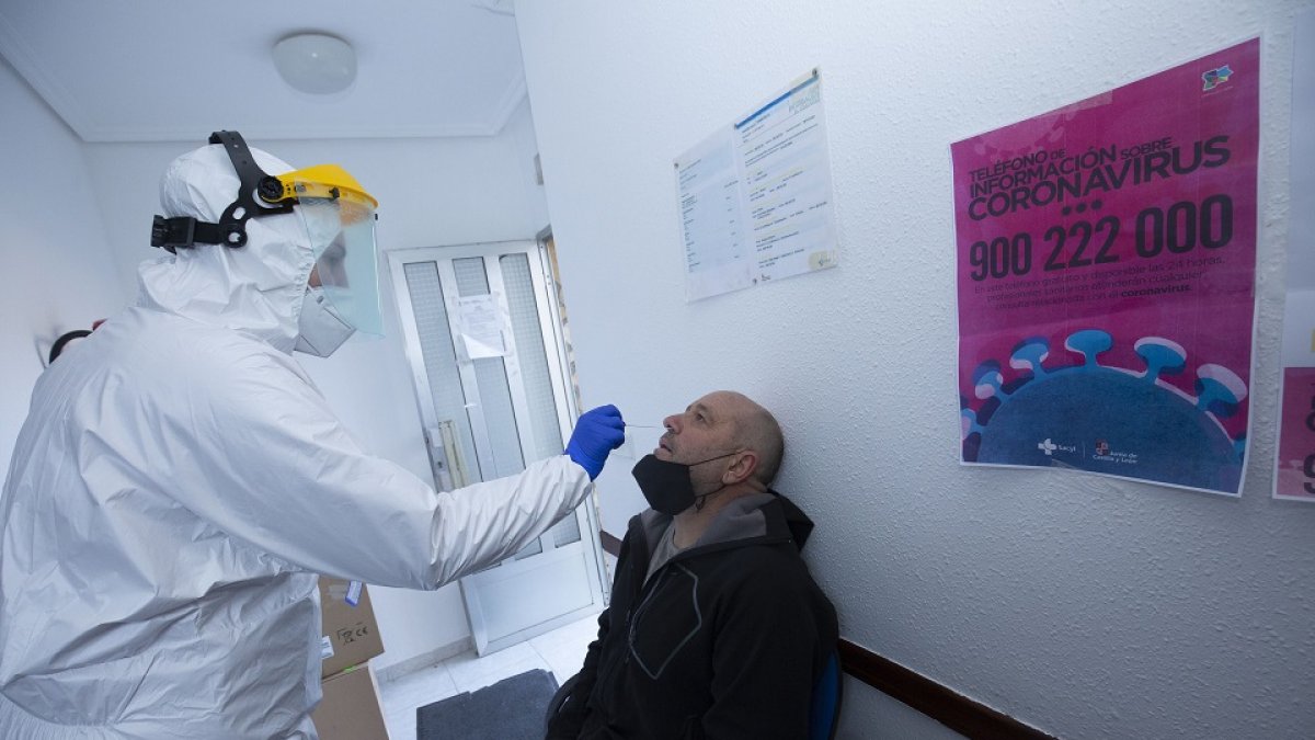La Gerencia de Asistencia Sanitaria del Bierzo desarrolla test masivos de antígenos de Coronavirus. / ICAL