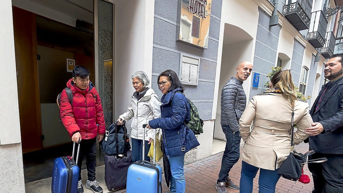 Un grupo de turistas sale de un hotel de la Comunidad, antes de la pandemia. MIGUEL ÁNGEL SANTOS