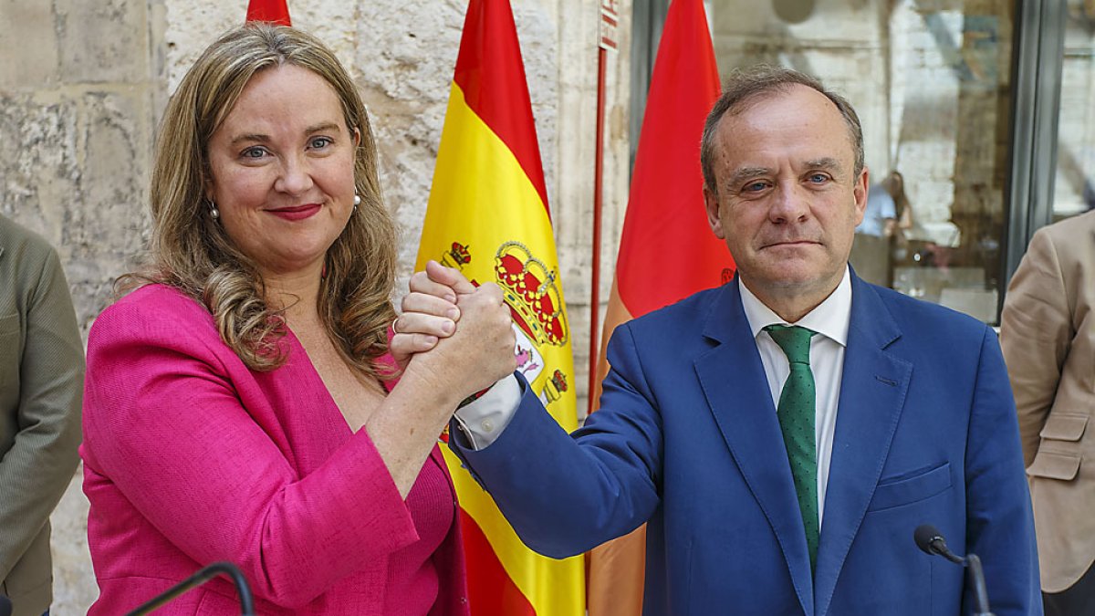 Cristina Ayala por el PP y Fernando Martínez-Acitores pov VOX tras la firma del pacto de gobierno de coalición en el Ayuntamiento de Burgos. ICAL