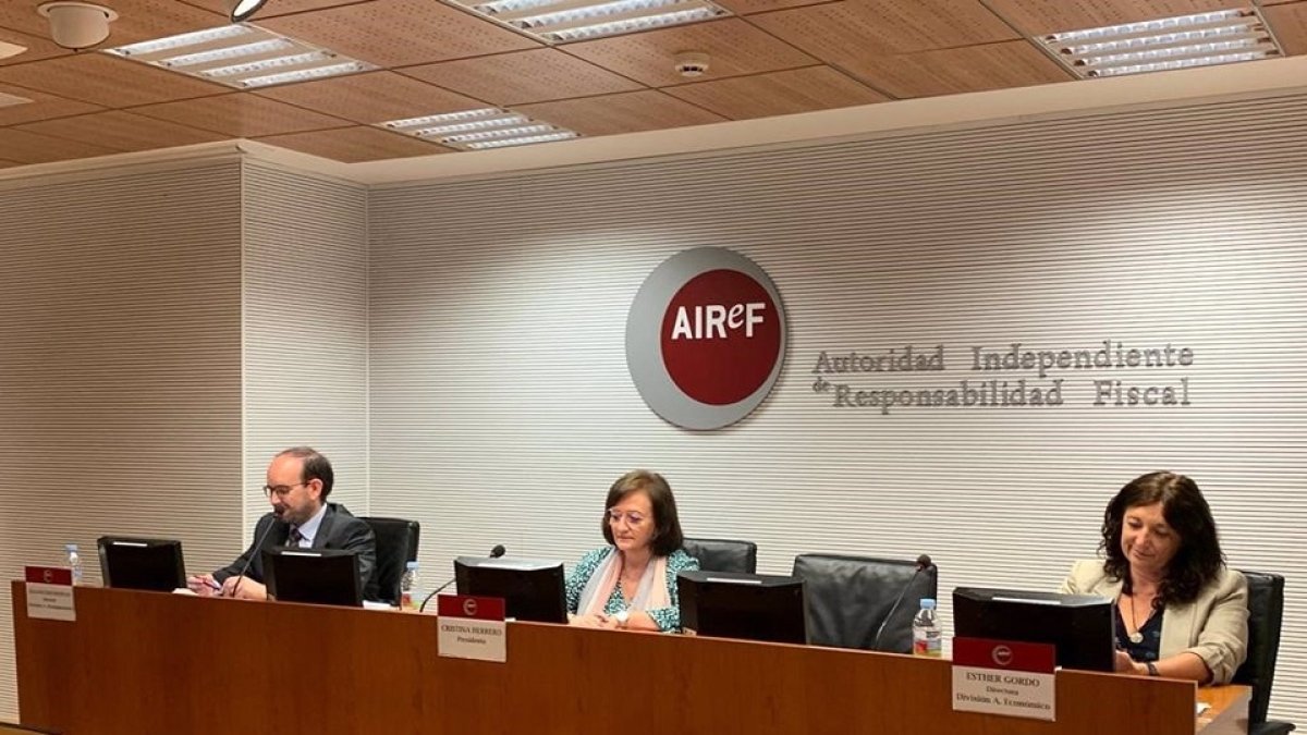 La presidenta de la AIReF, Cristina Herrero, en el centro, en una imagen de archivo.- E. M.