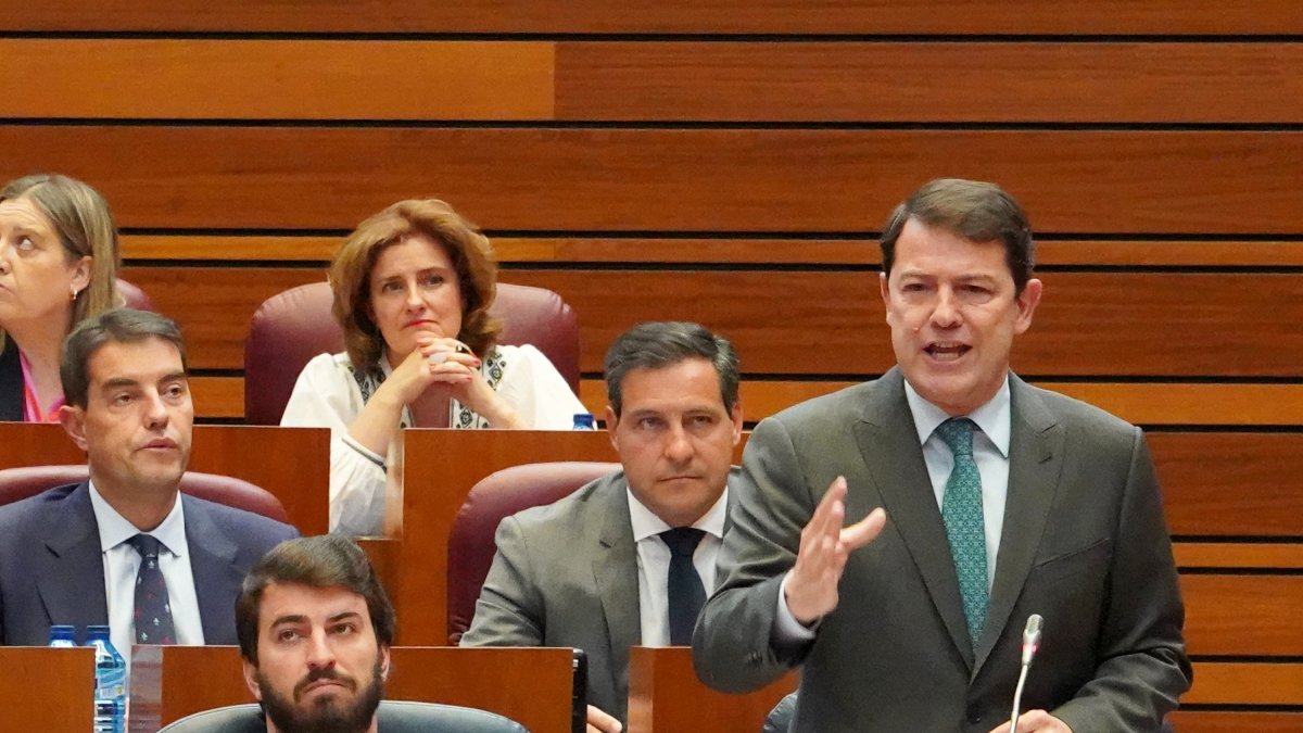 El presidente de la Junta, Alfonso Fernández Mañueco, interviene durante el pleno de las Cortes.- ICAL
