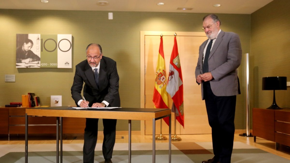 El presidente de las Cortes y de la Fundación de Castilla y León, Luis Fuentes, firma el acuerdo por el que el catedrático Salvador Rus Rufino se convierte en el comisionado para la organización de los actos del V Centenario de la Guerra de los Comuneros, que se celebrará en 2021. - ICAL