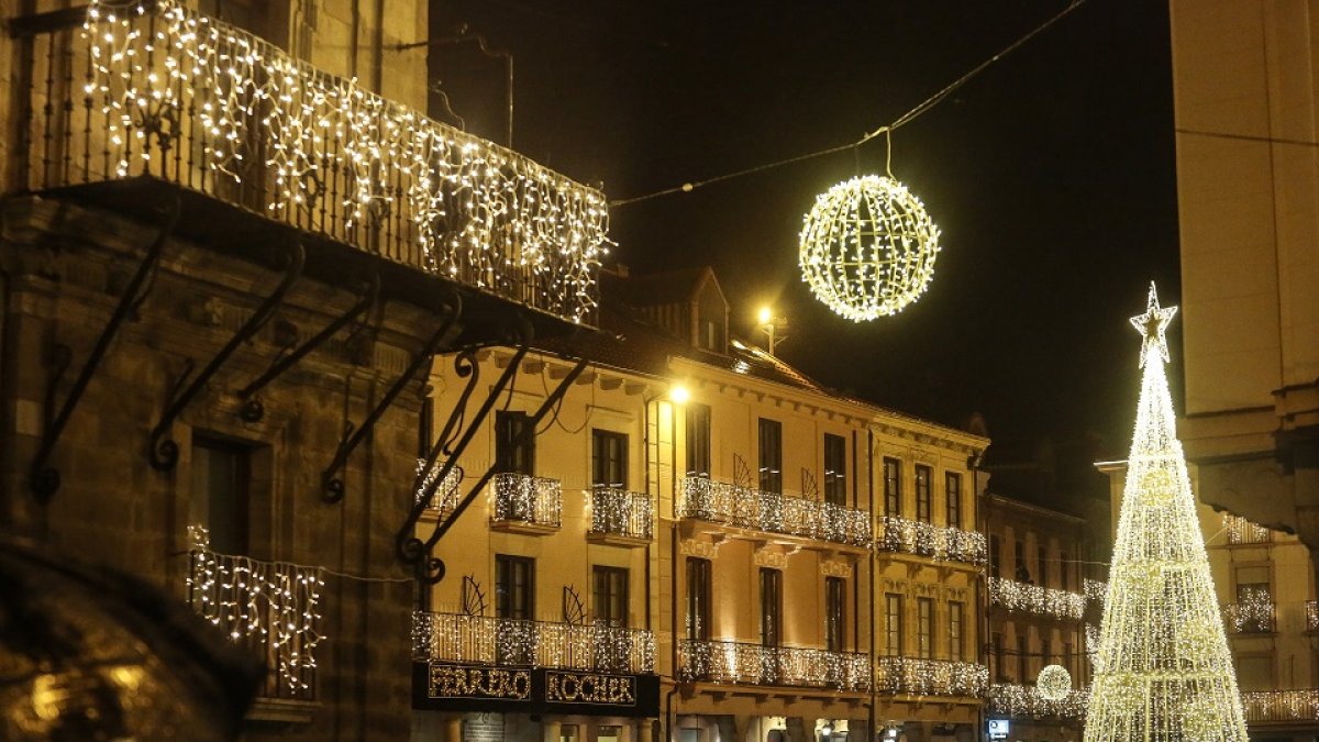 Encendido de las luces de navidad de Ferrero Rocher en Astorga.- ICAL
