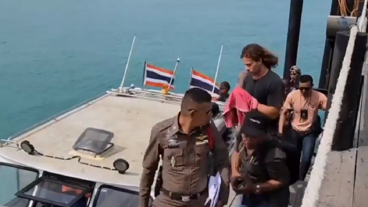 El chef de 29 años Daniel Sancho junto a varios policías de Tailandia. EL MUNDO