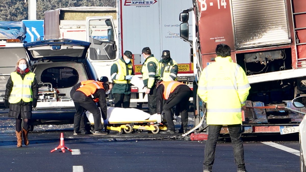 Retirada de uno de los cuerpos del lugar del accidente, en el enlace de Tordesillas de la A-62 con la A-6 en dirección A Coruña. ICAL