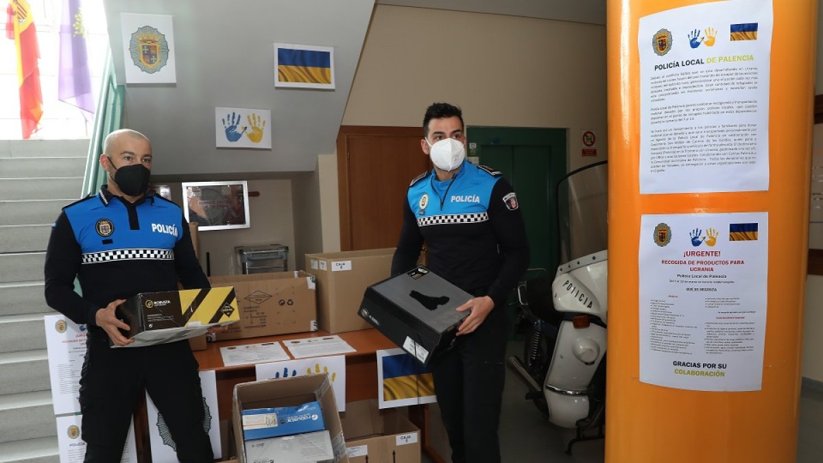 El agente Jesús impulsor de la recogida de ayuda humanitaria para Ucrania, junto al agente Félix, en el cuartel de la Policía local de Palencia. -ICAL