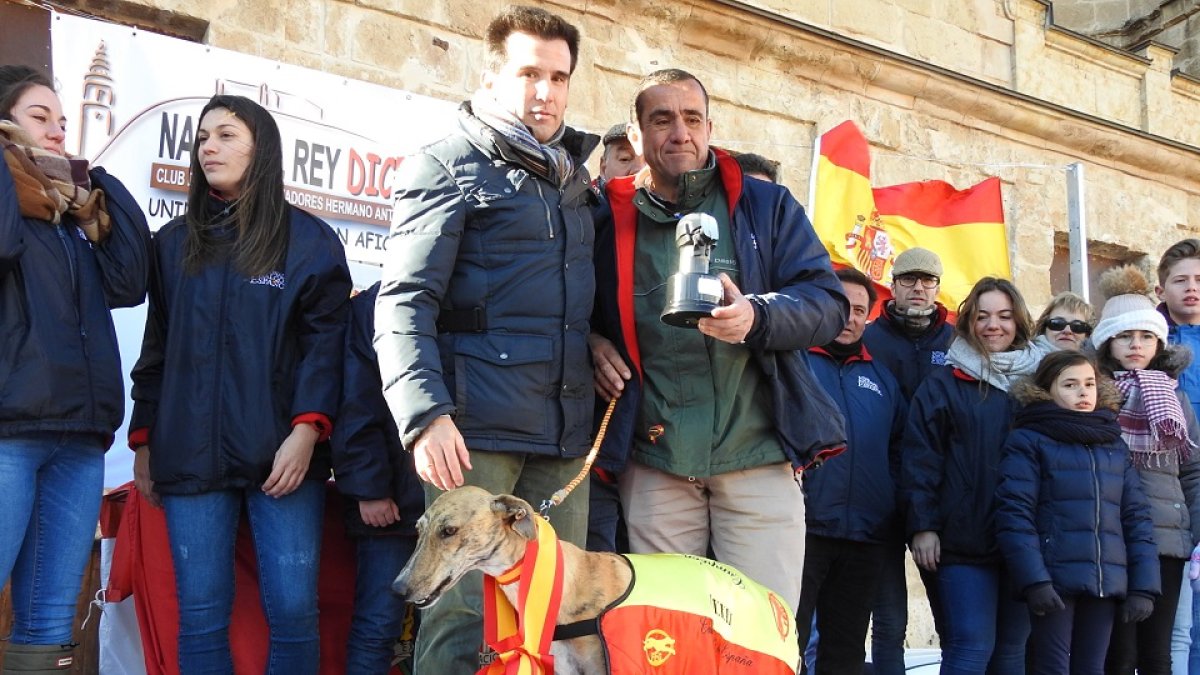 Ángel Lorenzo recibiendo el premio con la última galga campeona de España de la S.G.M., Pelaya de Safesa. - L. D. F.