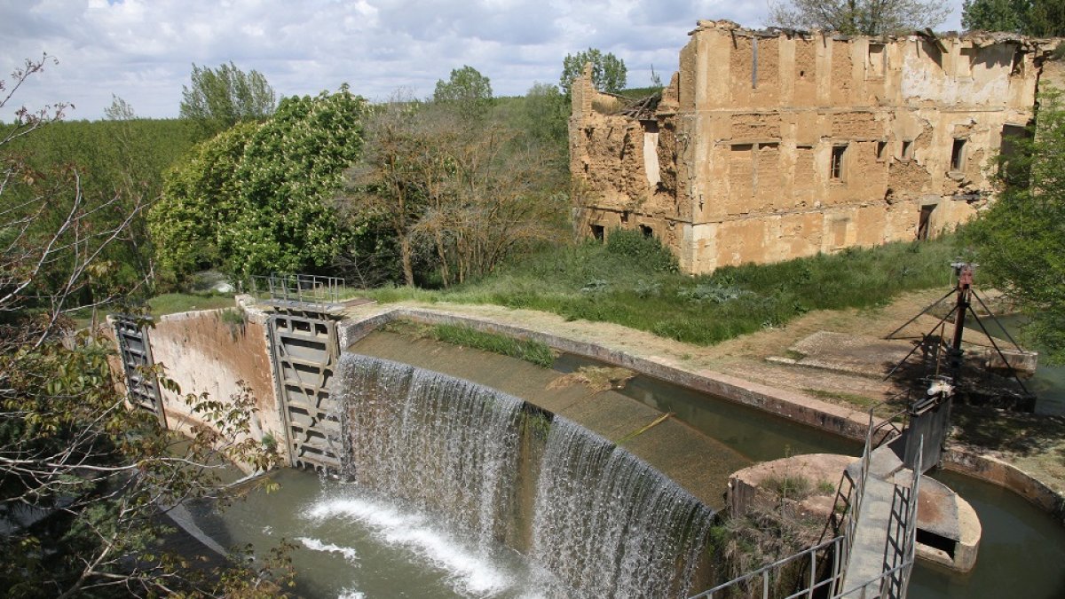 Antigua central eléctrica junto a las esclusas del Canal de Castilla. -ICAL