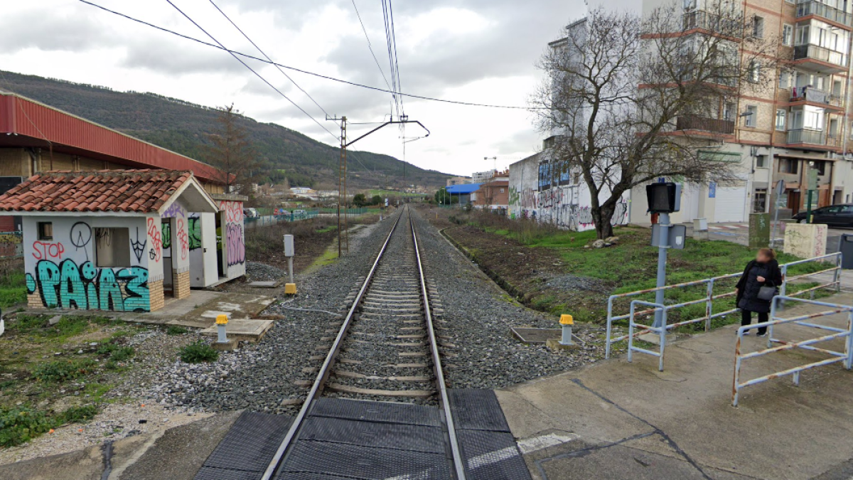 Paso a nivel de Berriozar, en Pamplona, donde un salmantino de 22 años ha sido arrollado por un tren. -GSW