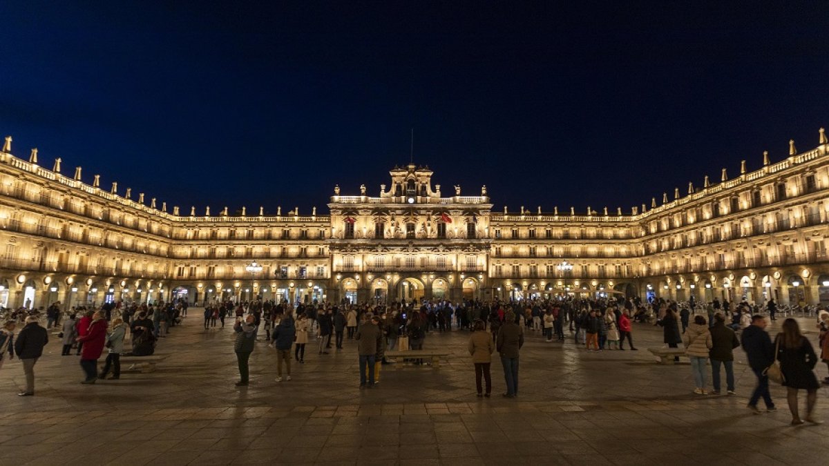 La plaza mayor de Salamanca luce su nueva iluminación y pone de relevancia la importancia de la luz en el patrimonio artístico y cultural.- ICAL