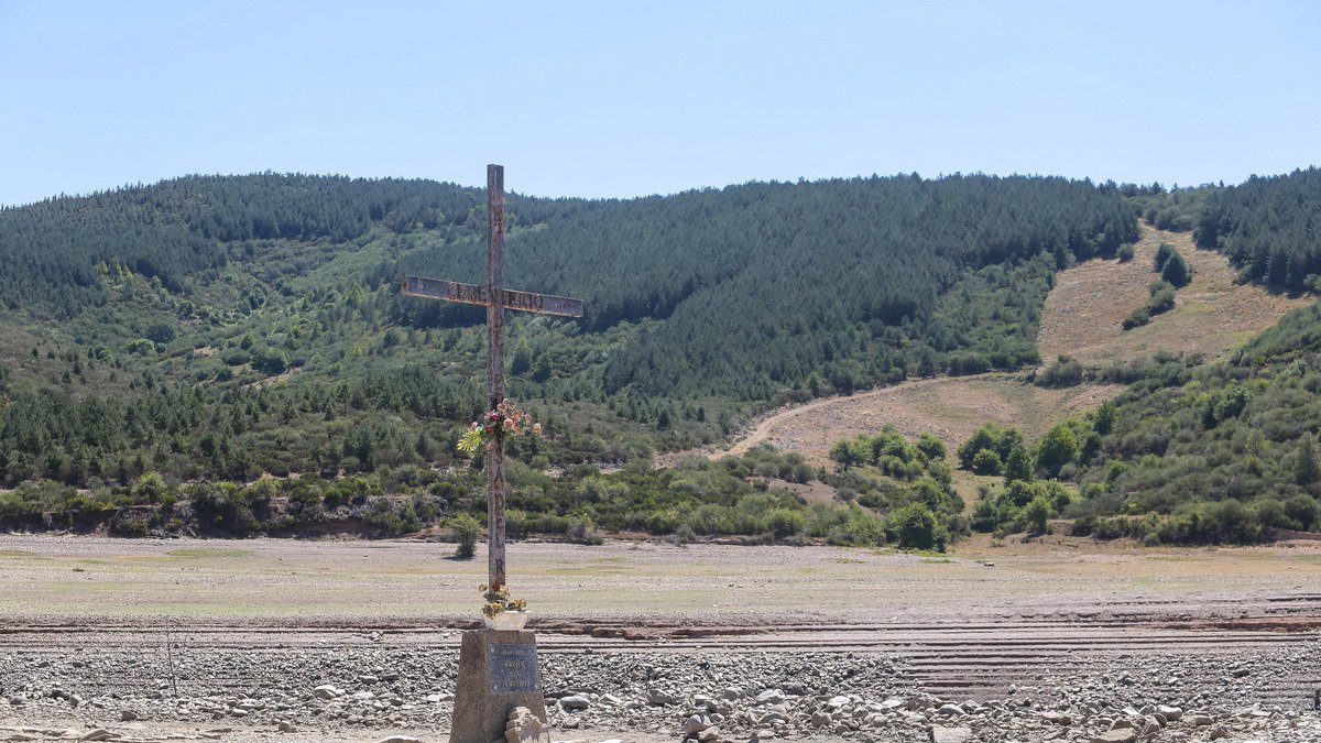 Sequía en el embalse de Riaño (León), con un 42,3% de su capacidad total. En la imagen, zona del pueblo anegado por el pantano, Pedrosa del Rey.- ICAL