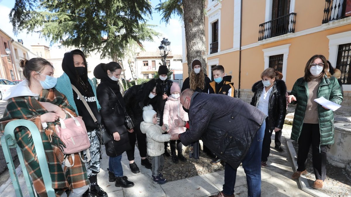 Recepción oficial de familias ucranianas acogidas en Paredes de Nava (Palencia).- ICAL