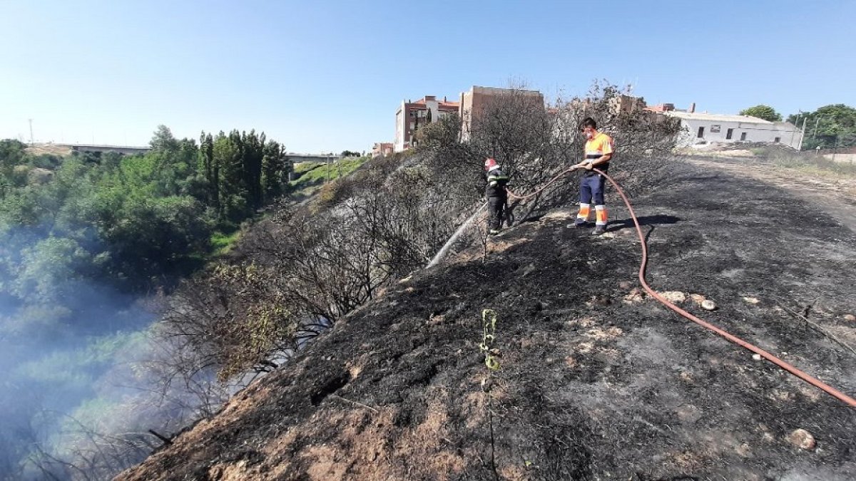 Incendio declarado en la zona del puente de Los Lobos, en Arévalo (Ávila). - ICAL