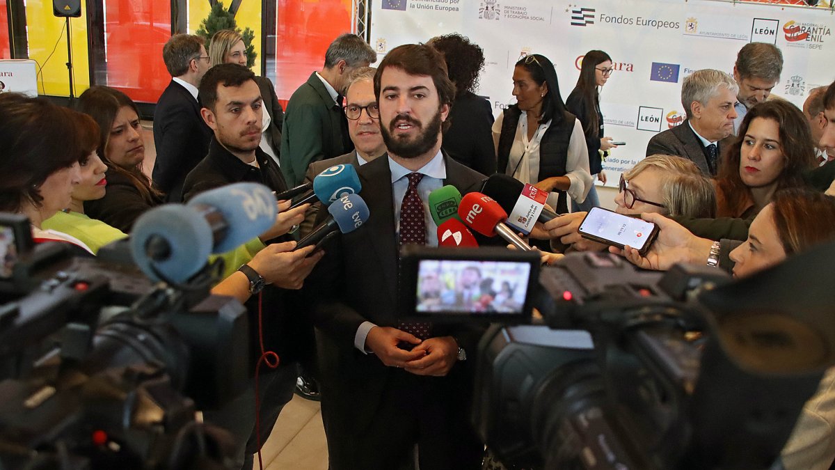 El vicepresidente de la Junta, Juan García-Gallardo, atiende a los medios de comunicación durante la inauguración de la VI Feria del Empleo y del Emprendimiento de León. ICAL