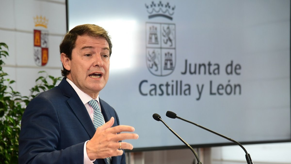 El presidente de la Junta, Alfonso Fernández Mañueco, en rueda de prensa.- ICAL
