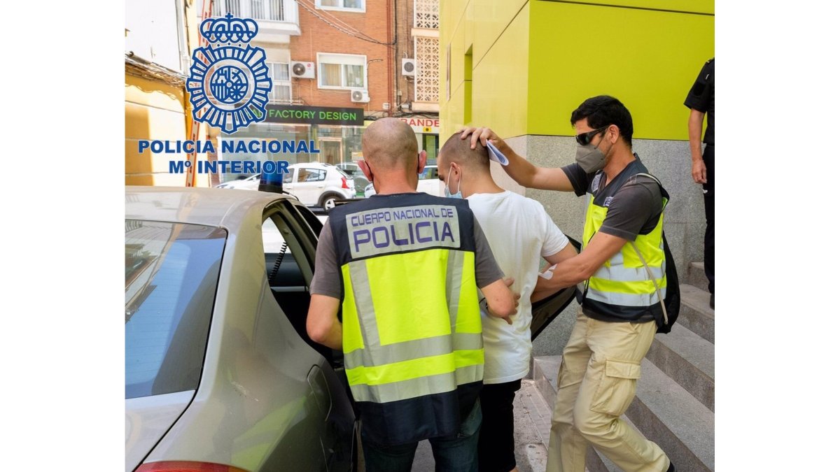 El arrestado sube a un coche de la Guardia Civil - EUROPA PRESS