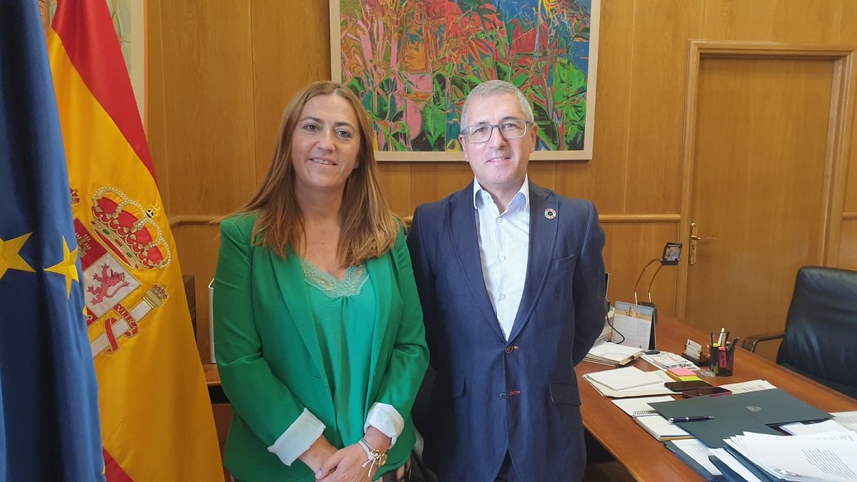 El secretario de Estado de Medio Ambiente, Hugo Morán, mantiene una reunión de trabajo con la delegada del Gobierno en Castilla y León, Virginia Barcones.- Ical