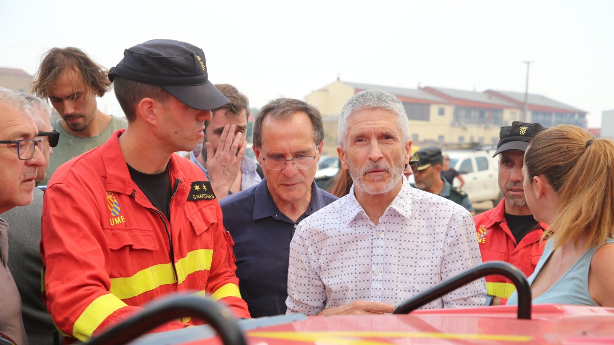 El ministro de interior, Fernando Grande-Marlaska y la delegada del gobierno, Virginia Barcones, visitan el puesto de mando del incendio de Losacio, Zamora