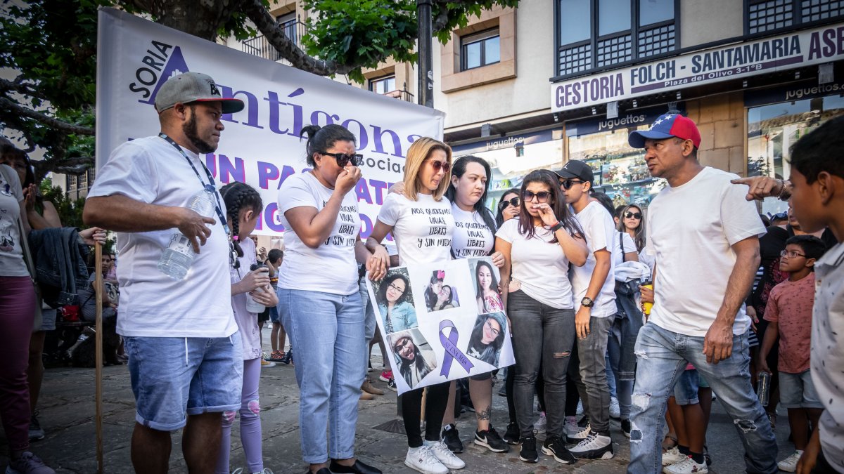 Concentración en la plaza de las Mujeres el jueves en repulsa del asesinato de Diolimar. GONZALO MONTESEGURO