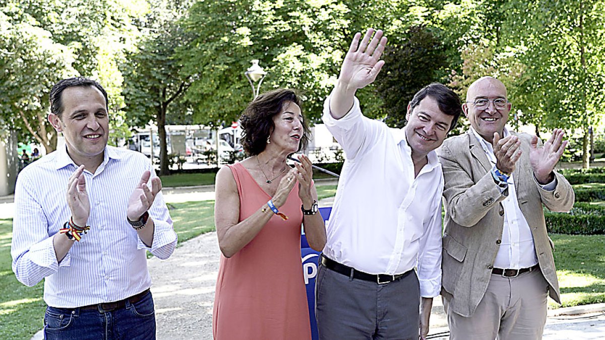 Conrado Íscar, Mercedes Cantalapiedra, Alfonso Fernández Mañueco y Jesús Julio Carnero en el acto electoral de este viernes, primer día de campaña. ICAL