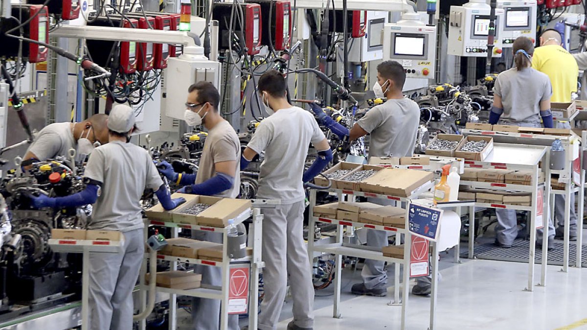 Operarios trabajan en la factoría de Motores Renaut Valladolid. ICAL