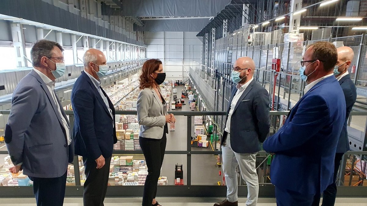 La Consejera de Empleo e Industria, Carlota Amigo visita el bloque logístico del Mercadona en el polígono industrial de Villadagos del Páramo ( León
)