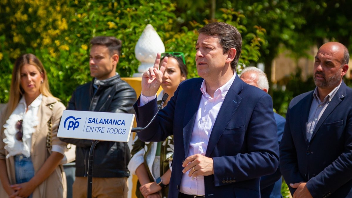El presidente del Partido Popular de Castilla y León, Alfonso Fernández Mañueco, participa en un acto de campaña junto al candidato popular a la Alcaldía de Ciudad Rodrigo, Marcos Iglesias.- ICAL