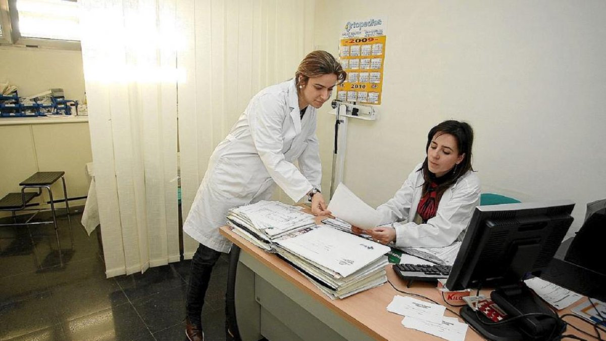 Una enfermera con la médico en una consulta de un centro de salud de Valladolid.- E.M.