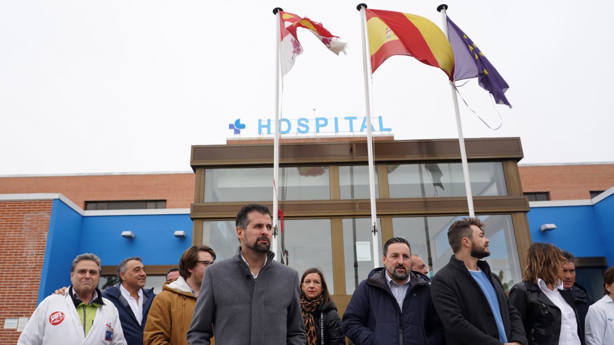 El Secretario del PSOE en Castilla y León, Luis Tudanca, participa en la concentración en defensa del hospital comarcal de Medina del Campo. ICAL