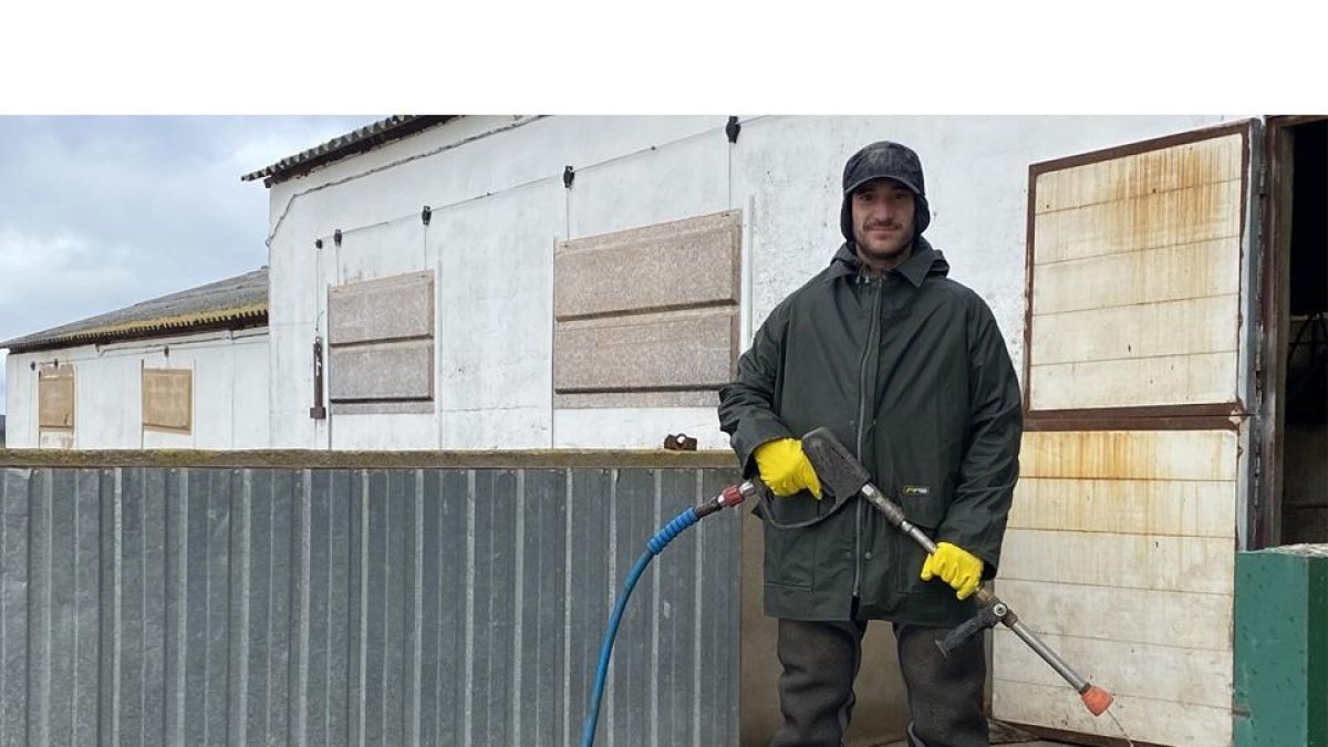 Alberto de Miguel en la imagen, que junto a su socio, Sergio Mateo, limpia y desinfecta las granjas de cerdos. / HDS