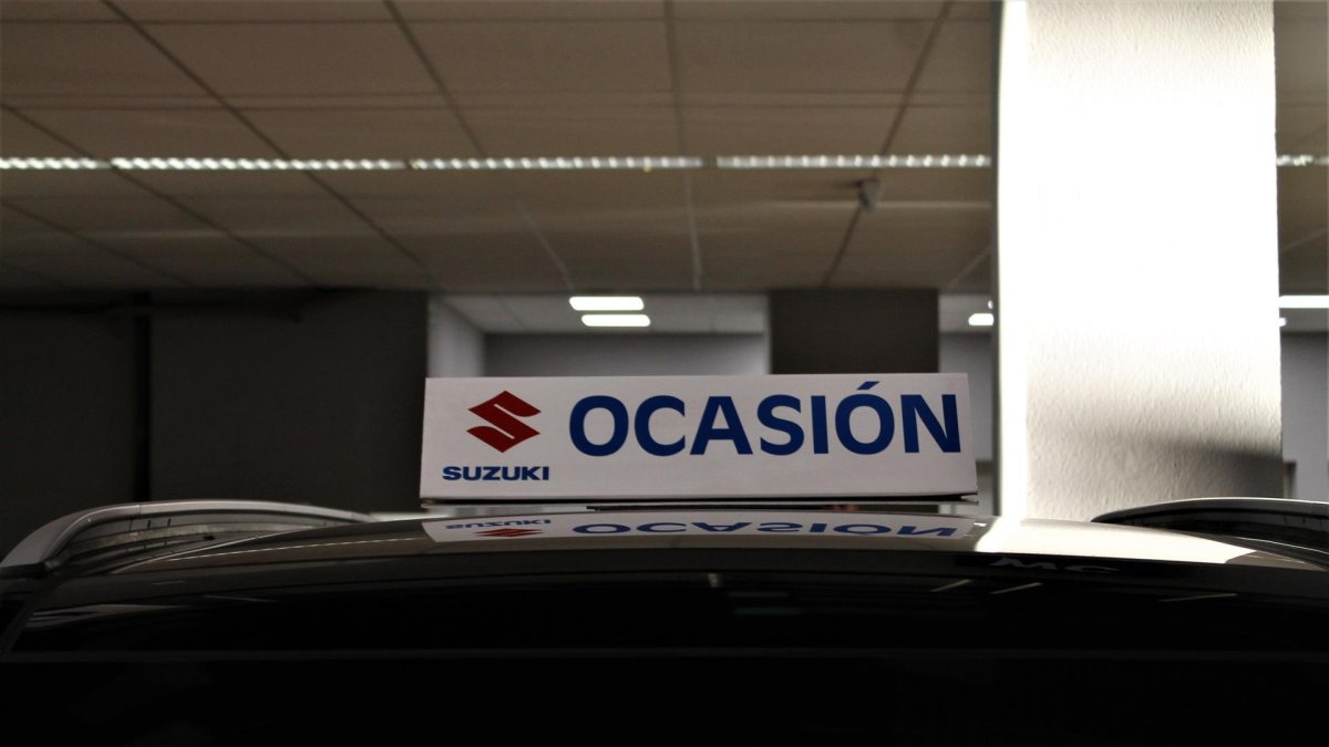 Un cartel de 'Ocasión' en una feria de automóviles. - E. PRESS