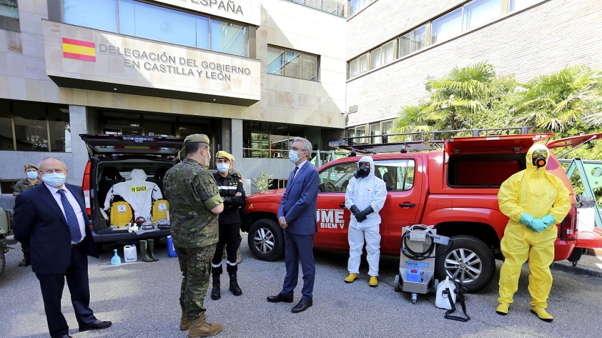 Javier Izquierdo junto con  los vehículos y equipos de la UME y del Ejército de Tierra en Castilla y León. ICAL