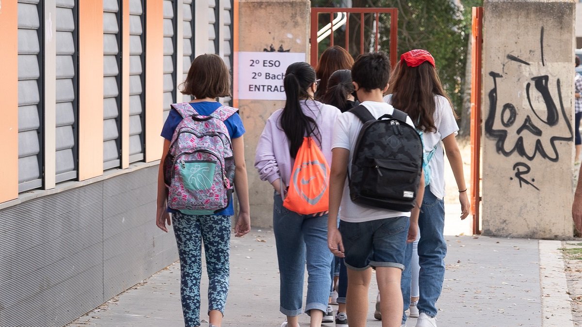 Un grupo de alumnos a la entrada de un instituto público de la capital vallisoletana.-E.M.